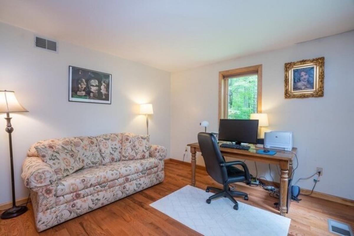 Picture of Home For Sale in Pelham, Massachusetts, United States