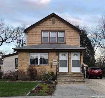 Home For Rent in Williston Park, New York