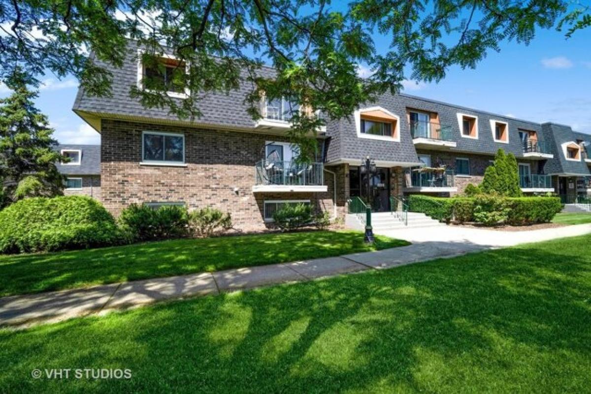 Picture of Home For Sale in Northbrook, Illinois, United States