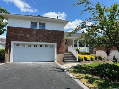Home For Sale in Plainview, New York