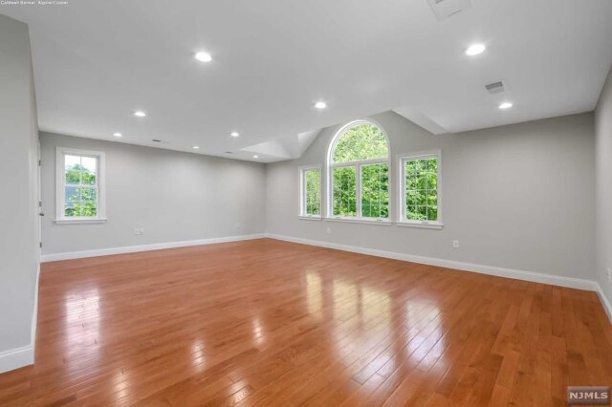 Picture of Home For Sale in Old Tappan, New Jersey, United States