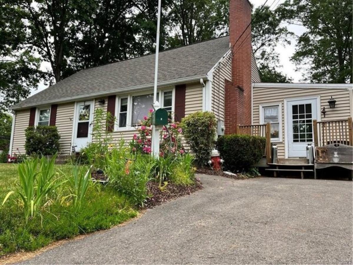 Picture of Home For Sale in Enfield, Connecticut, United States