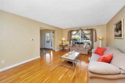 Home For Sale in Manorville, New York