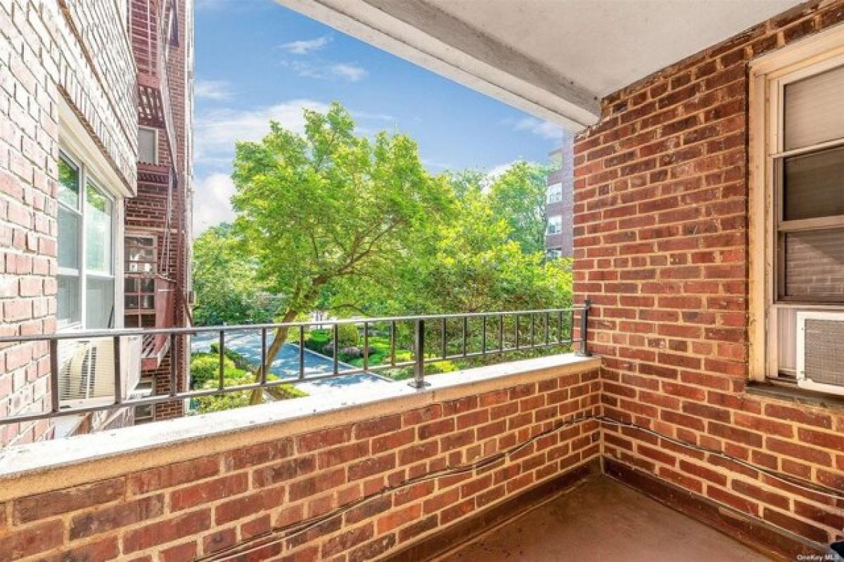 Picture of Home For Sale in Forest Hills, New York, United States