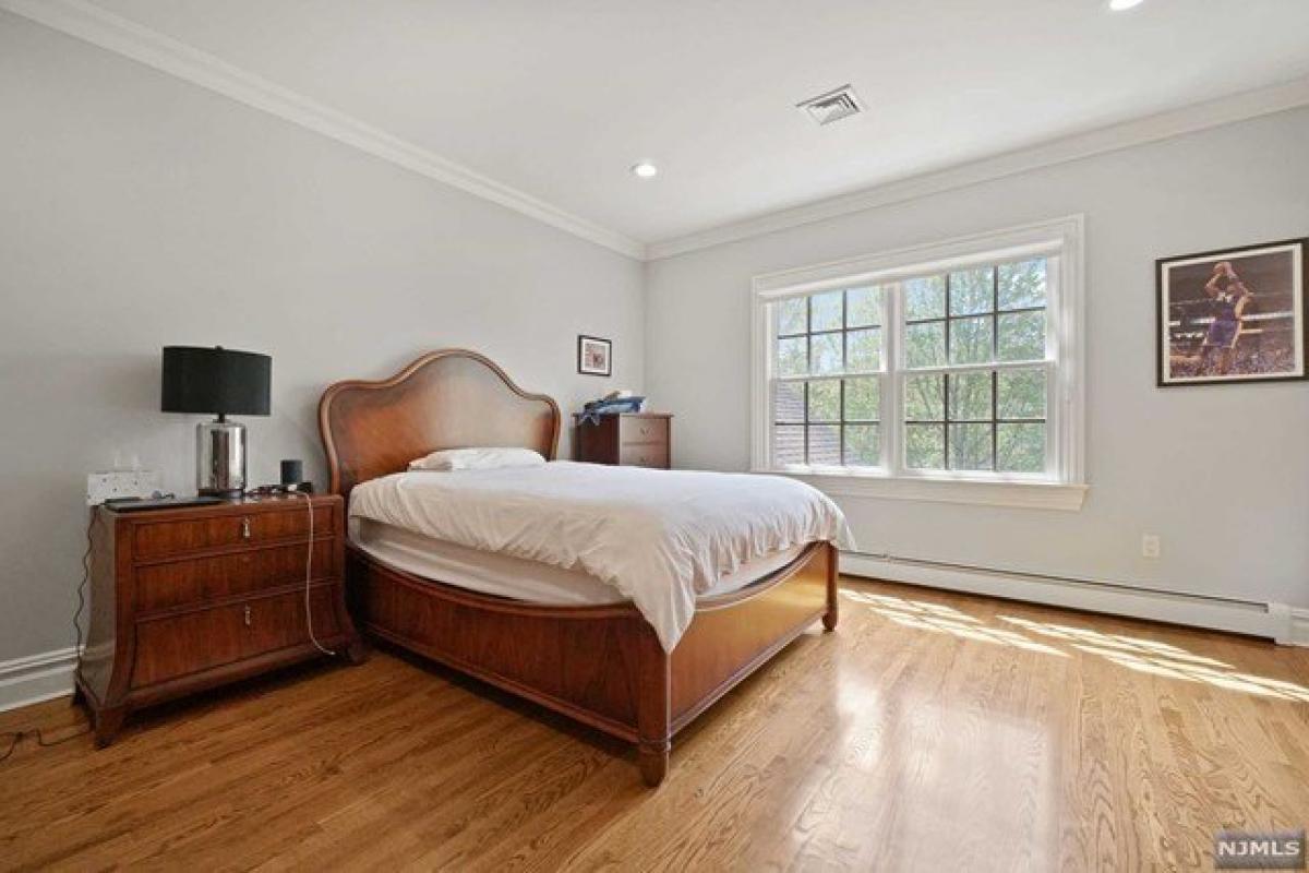 Picture of Home For Sale in Old Tappan, New Jersey, United States