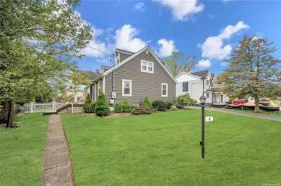Home For Sale in Deer Park, New York