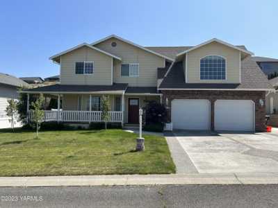 Home For Sale in Selah, Washington