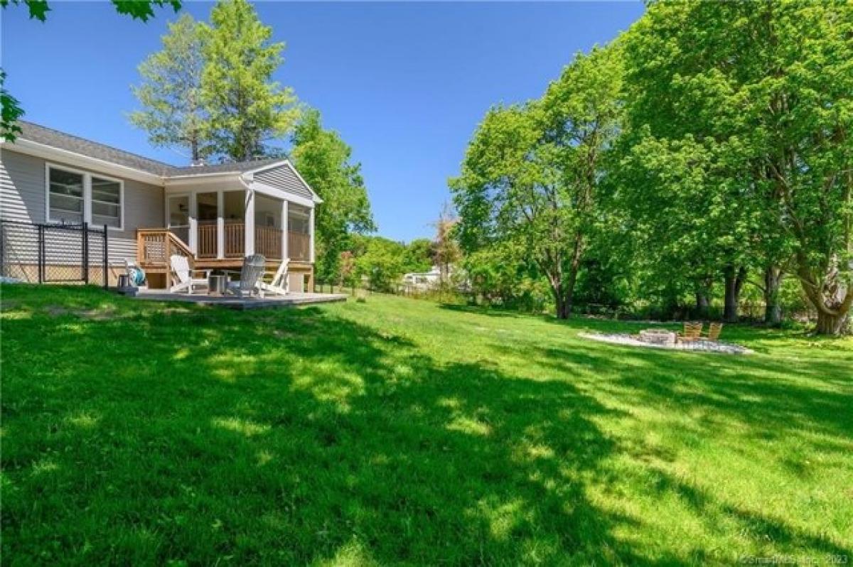 Picture of Home For Sale in Newtown, Connecticut, United States