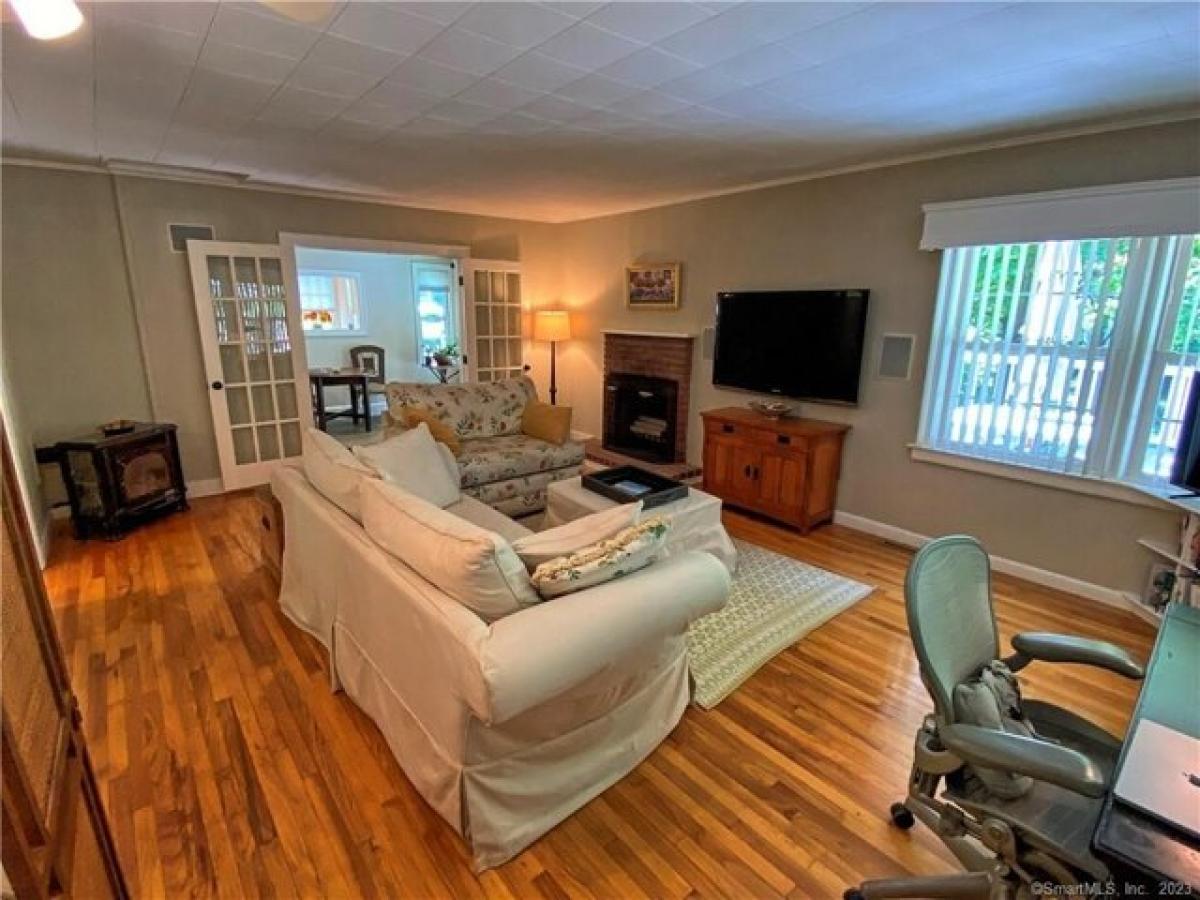 Picture of Home For Sale in Milford, Connecticut, United States
