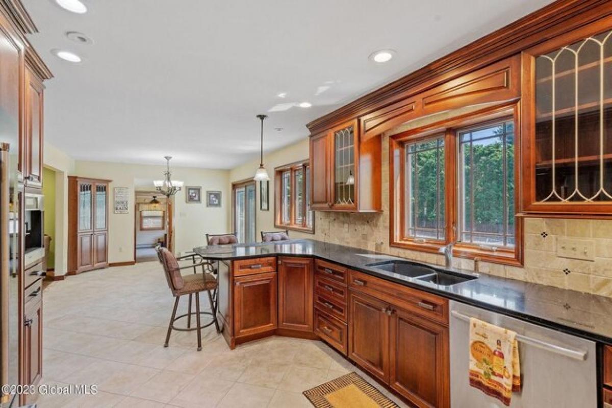 Picture of Home For Sale in Clifton Park, New York, United States
