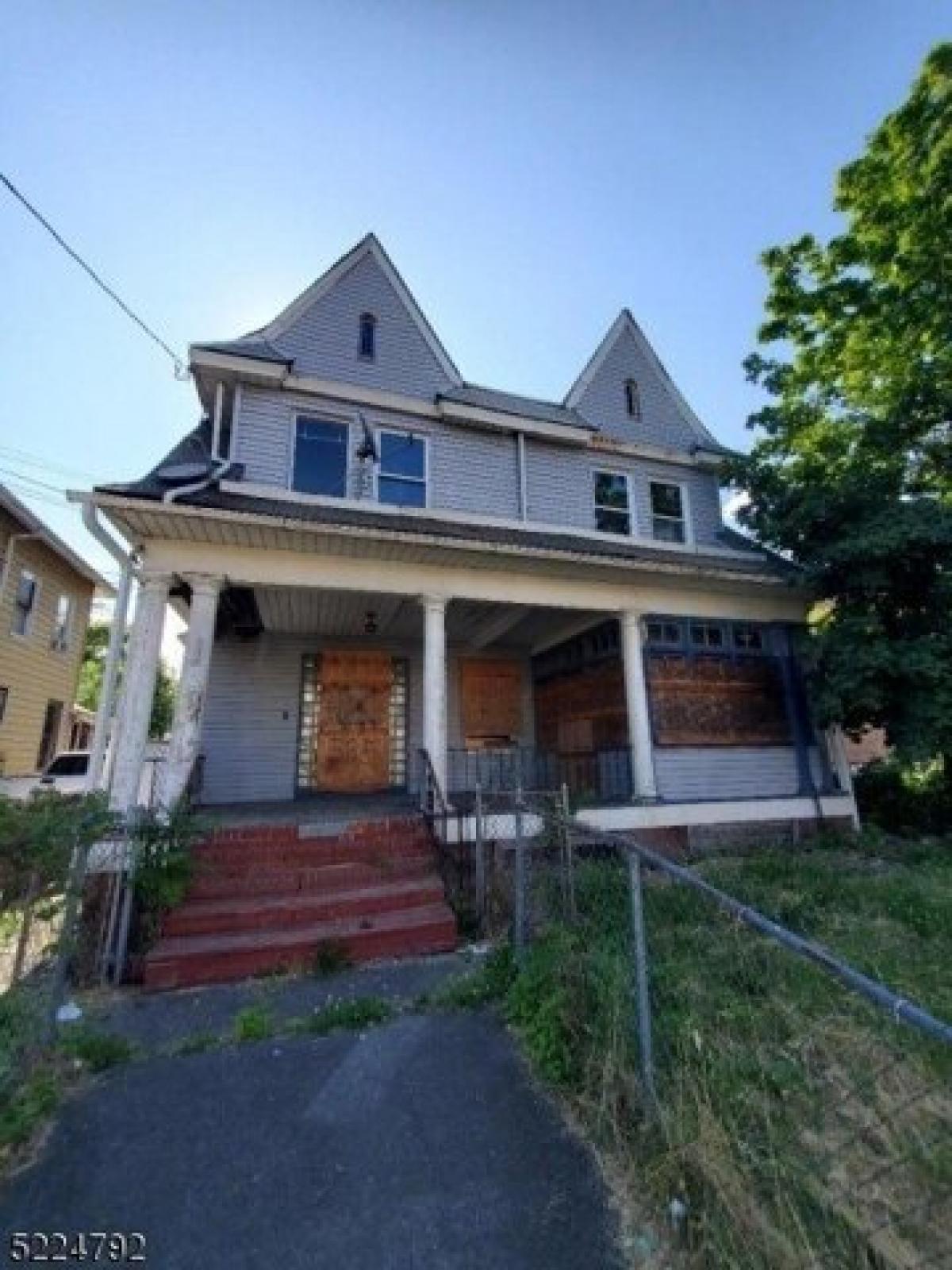 Picture of Home For Sale in Paterson, New Jersey, United States