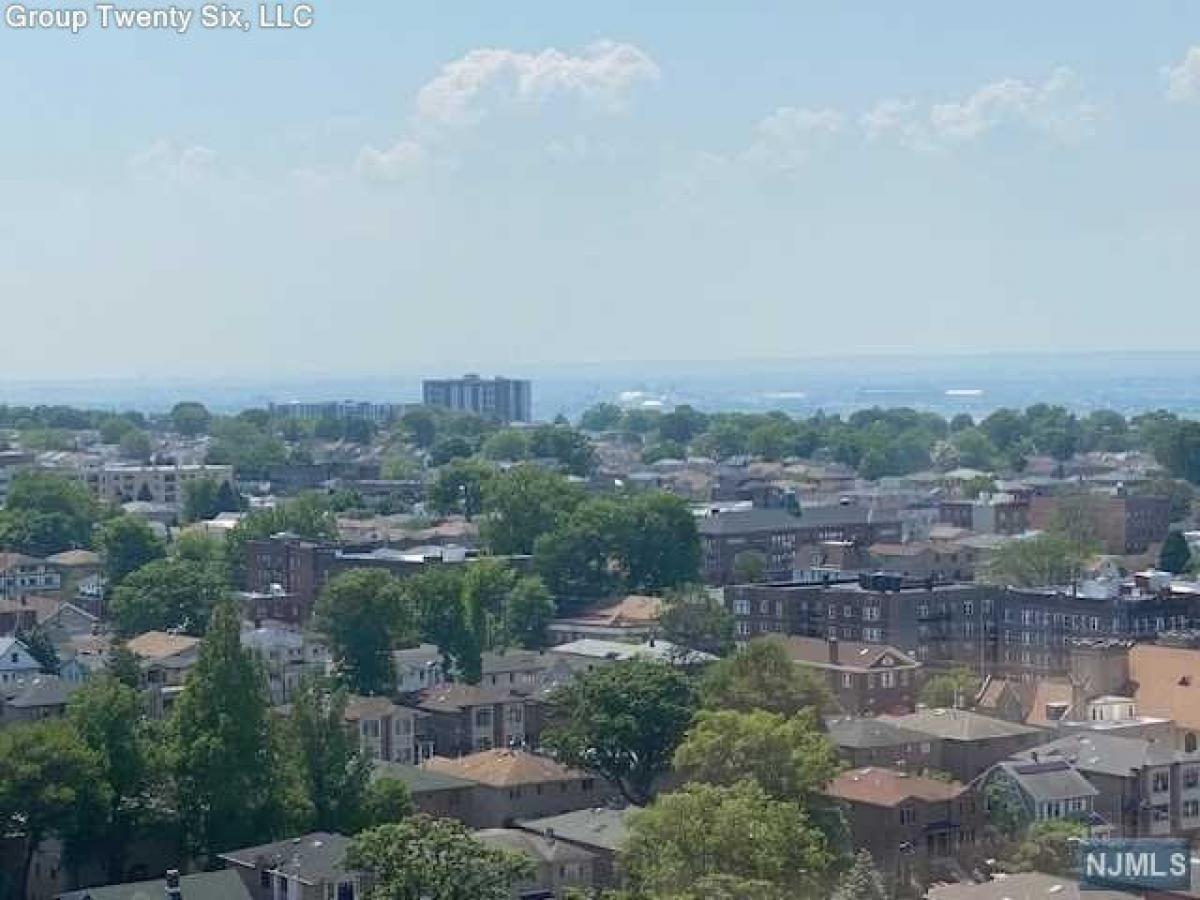Picture of Home For Sale in Cliffside Park, New Jersey, United States