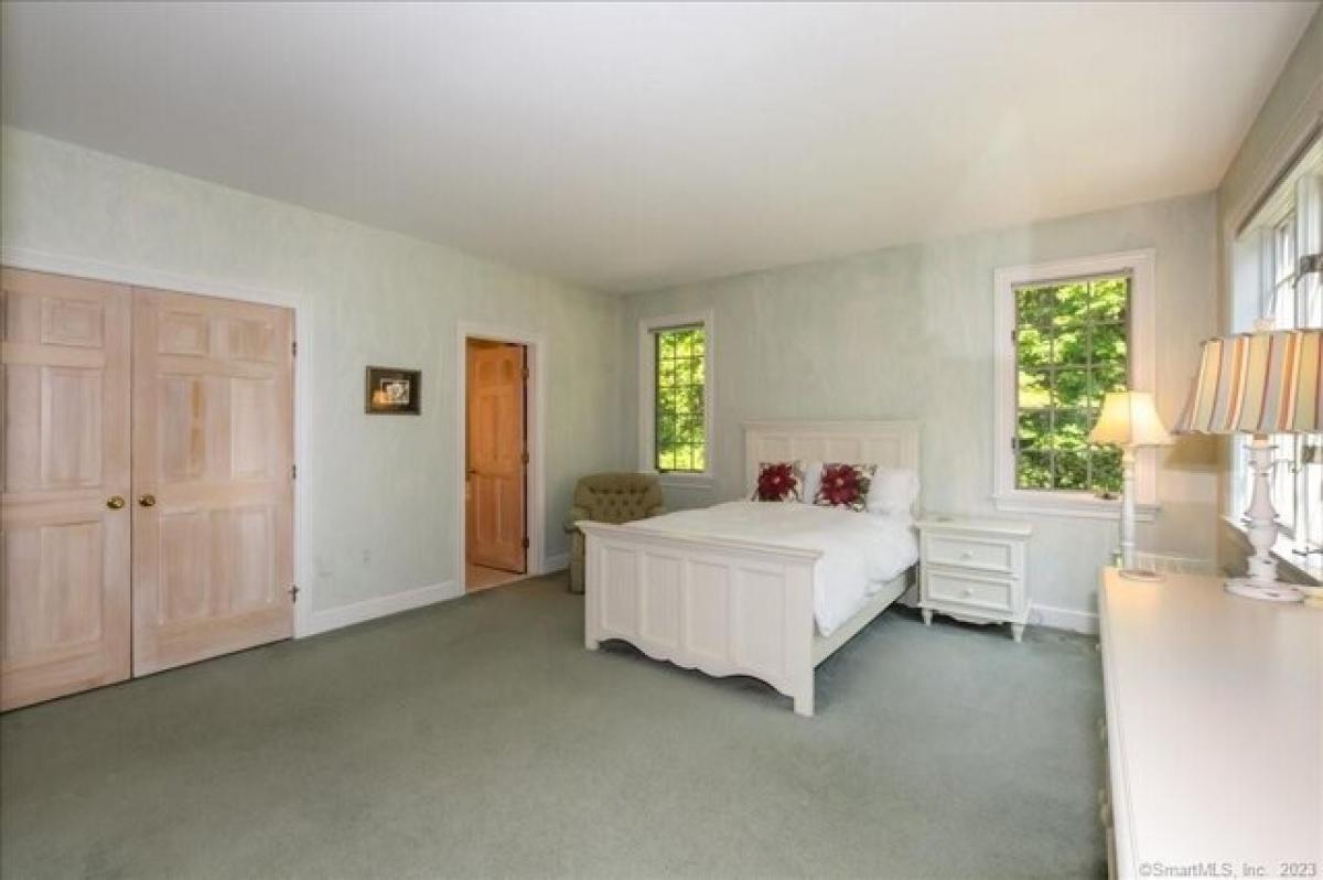 Picture of Home For Sale in Simsbury, Connecticut, United States