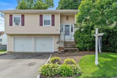 Home For Rent in Deer Park, New York