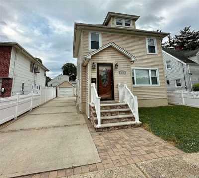 Home For Rent in Hicksville, New York