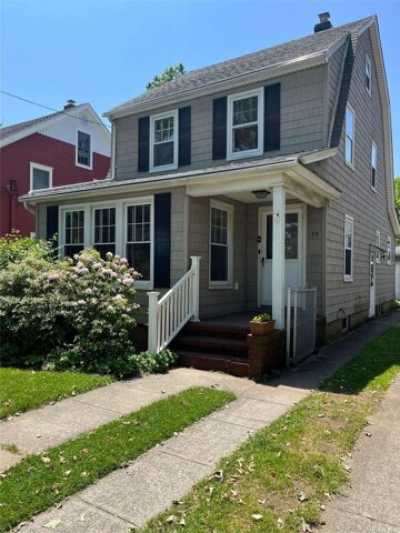 Home For Sale in Mineola, New York