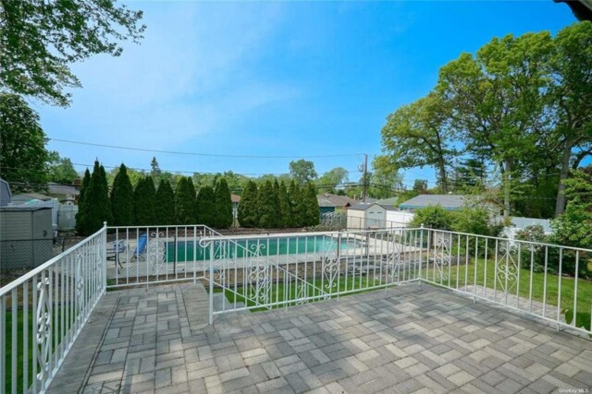 Picture of Home For Sale in Commack, New York, United States