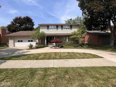 Home For Sale in Grosse Pointe Woods, Michigan