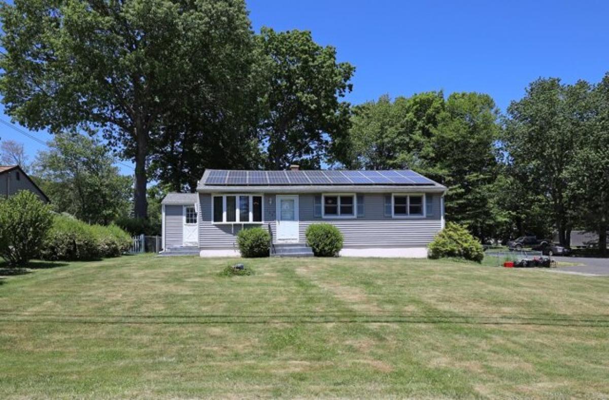 Picture of Home For Sale in Wolcott, Connecticut, United States