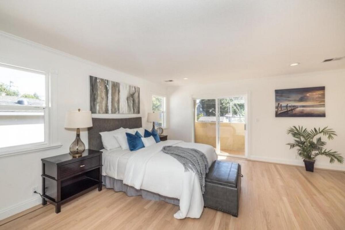Picture of Home For Sale in Burlingame, California, United States