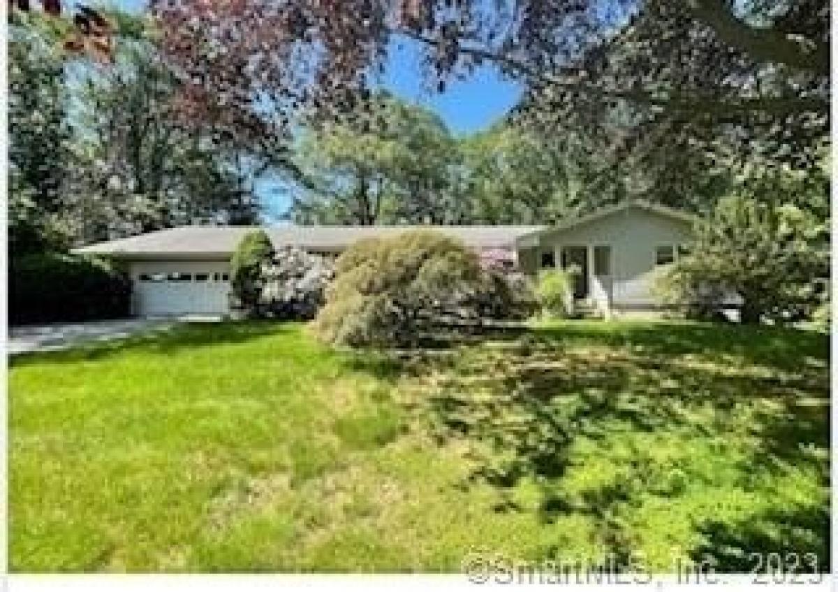 Picture of Home For Sale in Trumbull, Connecticut, United States