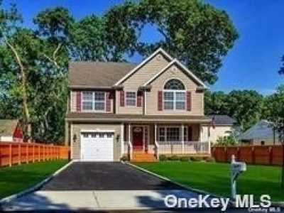 Home For Sale in Copiague, New York