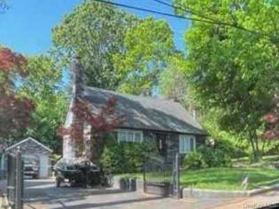 Home For Sale in Melville, New York
