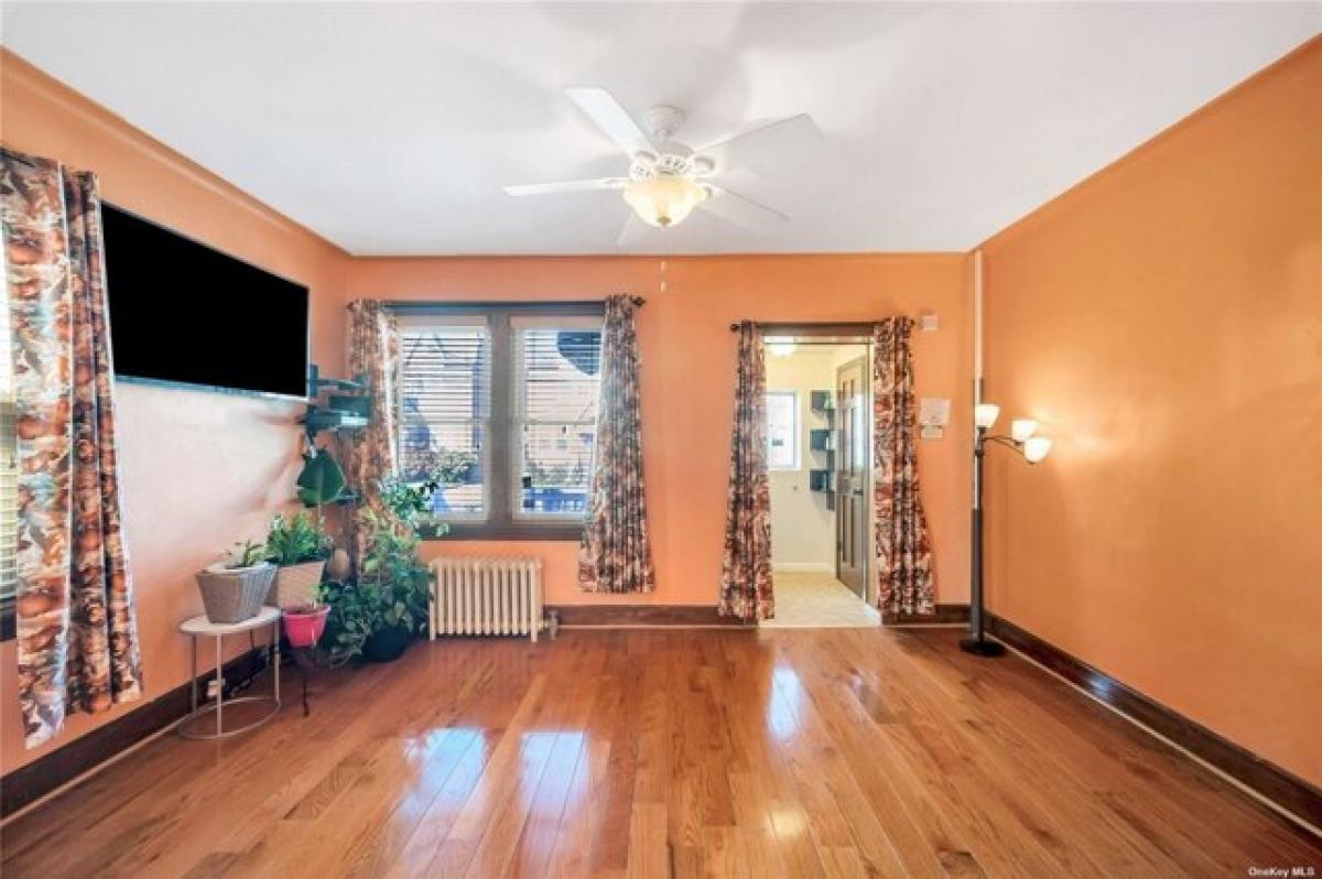 Picture of Home For Sale in Floral Park, New York, United States
