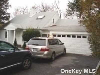 Home For Rent in Roslyn, New York