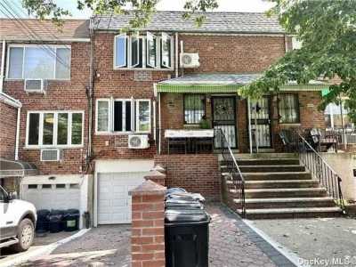 Home For Rent in Middle Village, New York