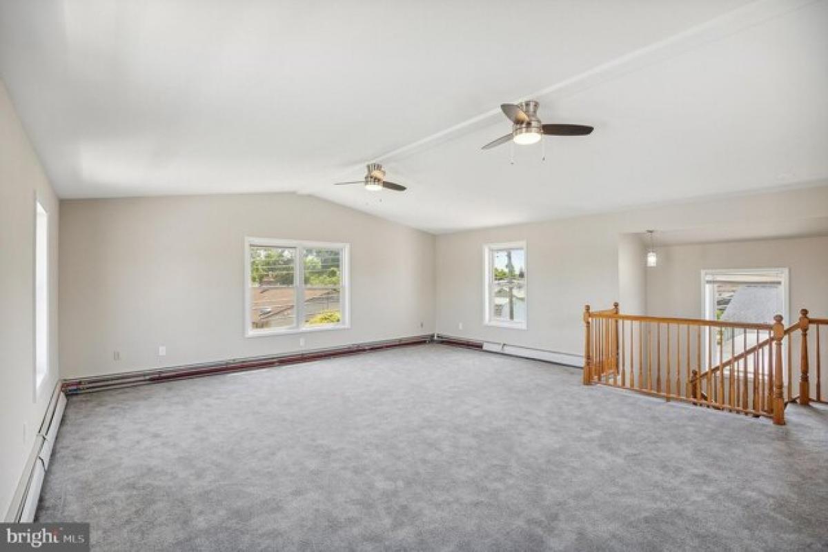 Picture of Home For Sale in Levittown, Pennsylvania, United States