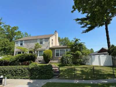 Home For Sale in Little Neck, New York