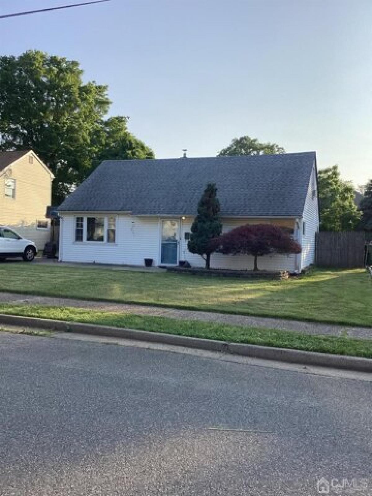 Picture of Home For Sale in Edison, New Jersey, United States