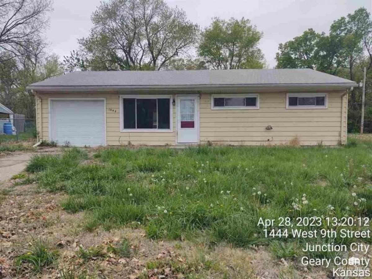 Picture of Home For Sale in Junction City, Kansas, United States