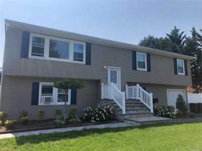 Home For Rent in Islip, New York