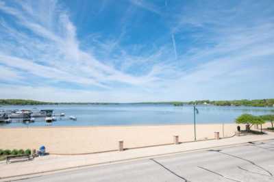 Home For Sale in Pewaukee, Wisconsin