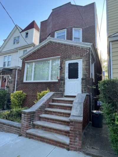 Home For Sale in Woodhaven, New York