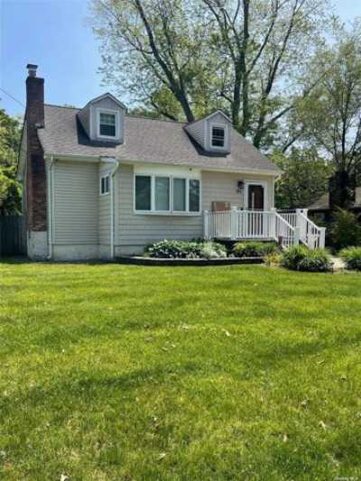Home For Sale in West Islip, New York