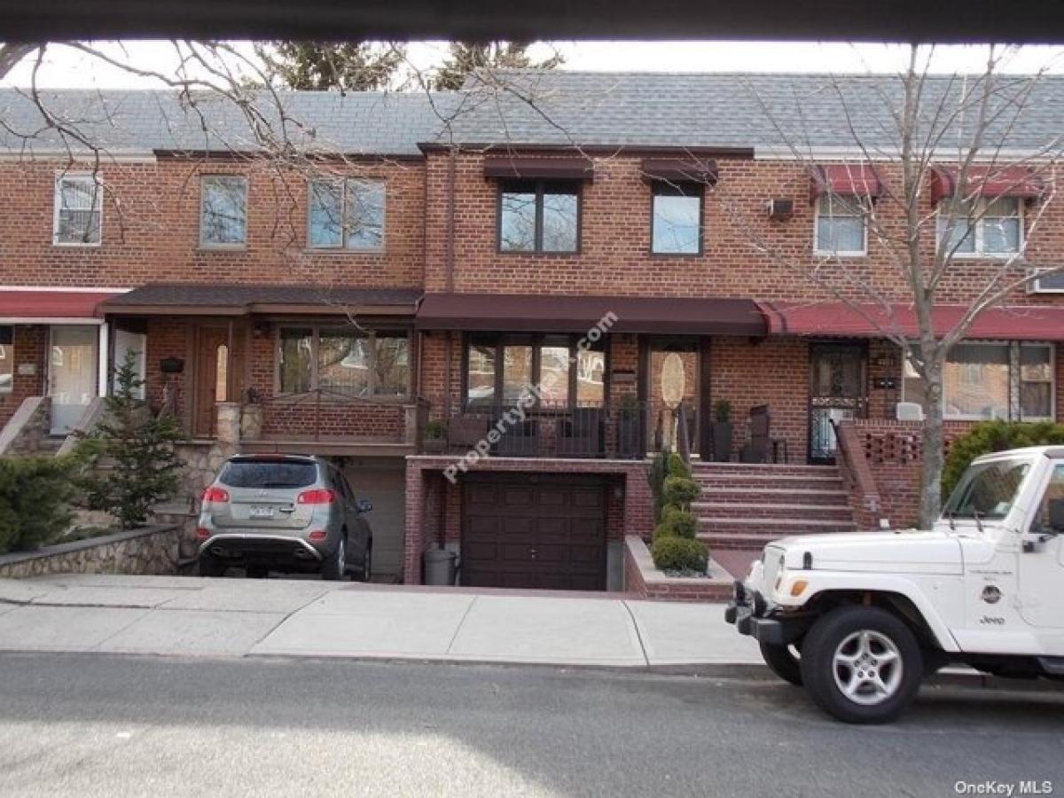 Picture of Home For Sale in Middle Village, New York, United States