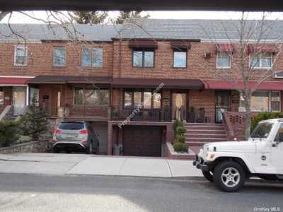Home For Sale in Middle Village, New York