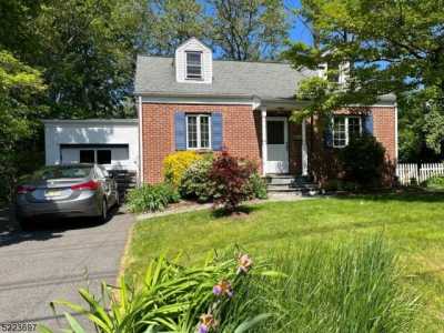 Home For Sale in New Providence, New Jersey