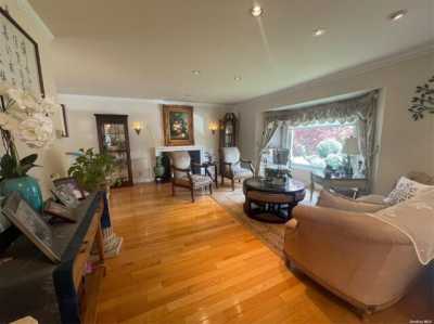 Home For Sale in New Hyde Park, New York