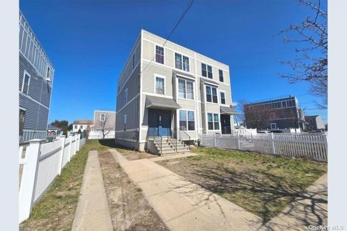 Picture of Home For Sale in Far Rockaway, New York, United States