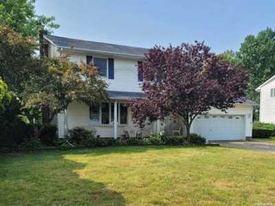 Home For Sale in Commack, New York