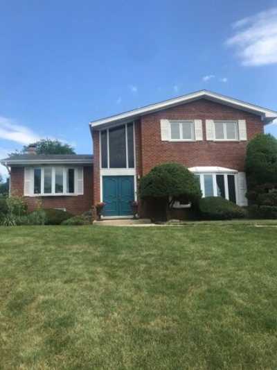 Home For Rent in Clarendon Hills, Illinois