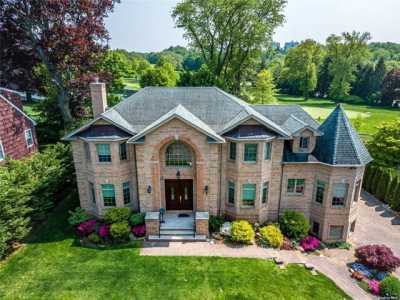 Home For Sale in Great Neck, New York