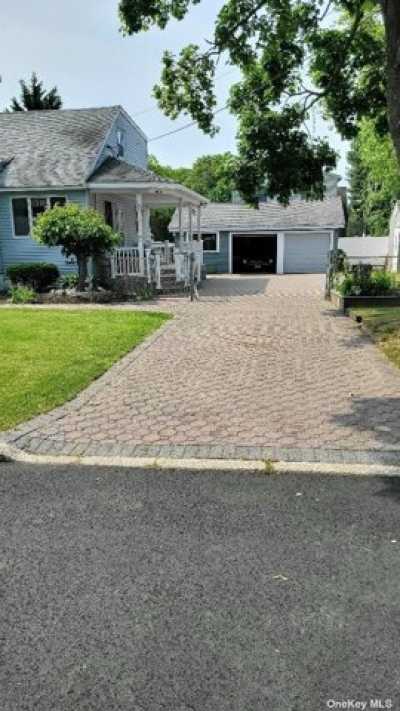 Home For Sale in Seaford, New York