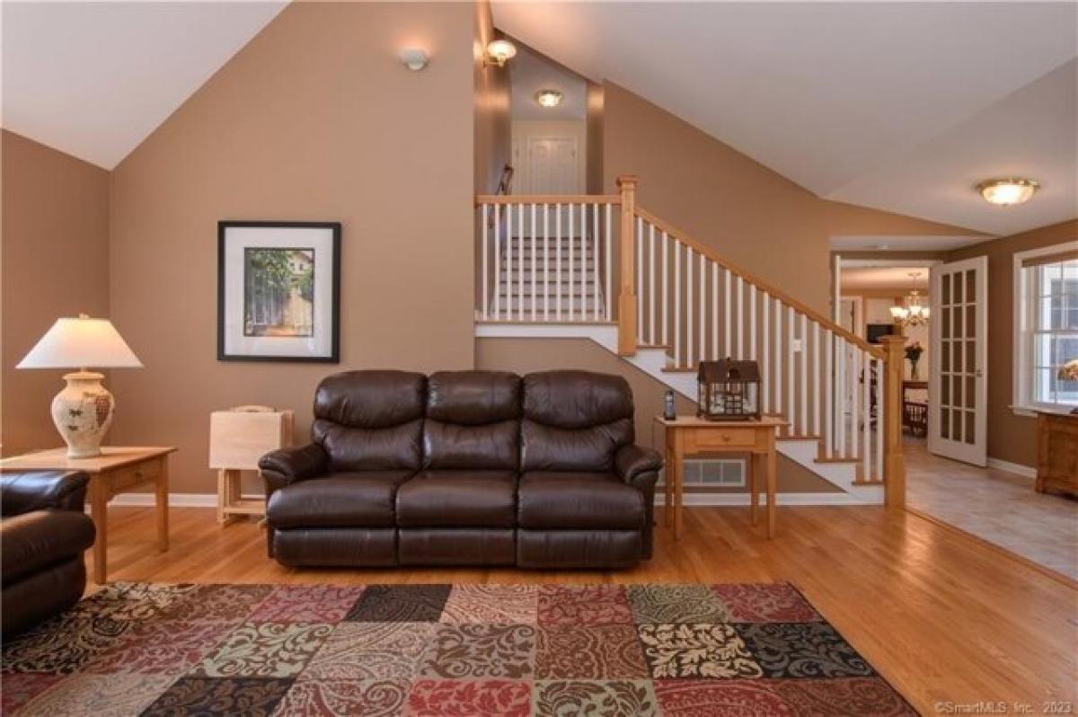 Picture of Home For Sale in Cheshire, Connecticut, United States