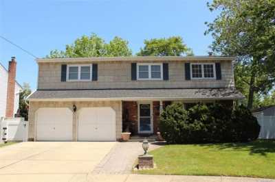 Home For Sale in Wantagh, New York