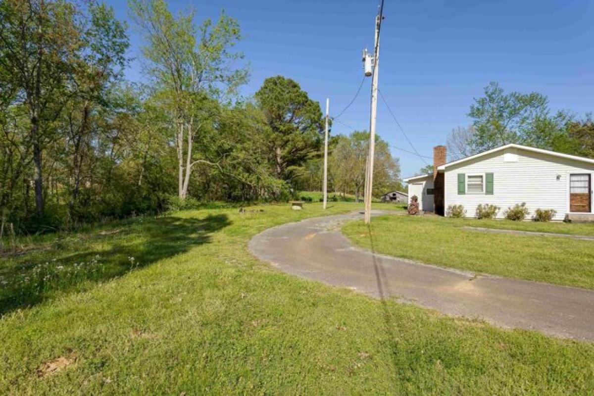 Picture of Home For Sale in Tuscumbia, Alabama, United States